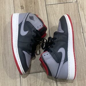 Nike Air Jordans 1 Mid SIZE 5